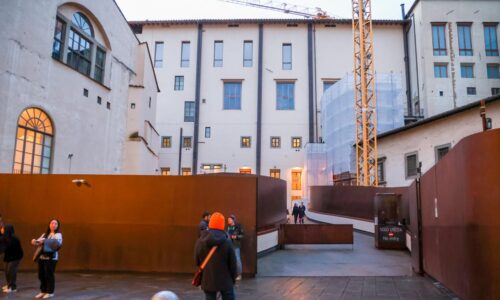 Piazza del grano, loggia Isozaki_Foto Corriere Fiorentino