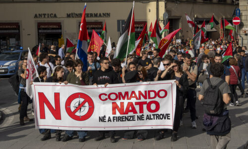 No comando NATO, Manifestazione Pace