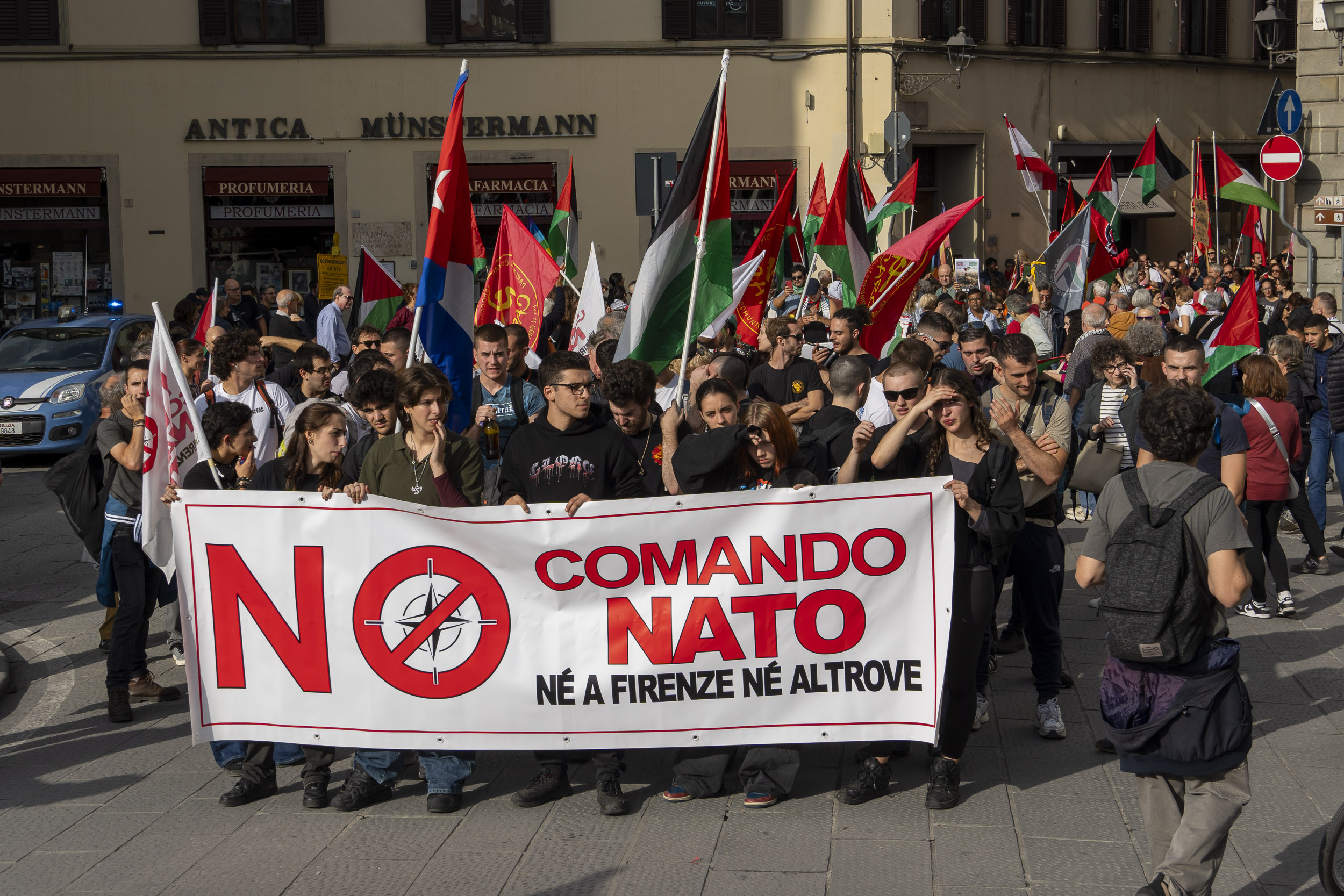 No comando NATO, Manifestazione Pace